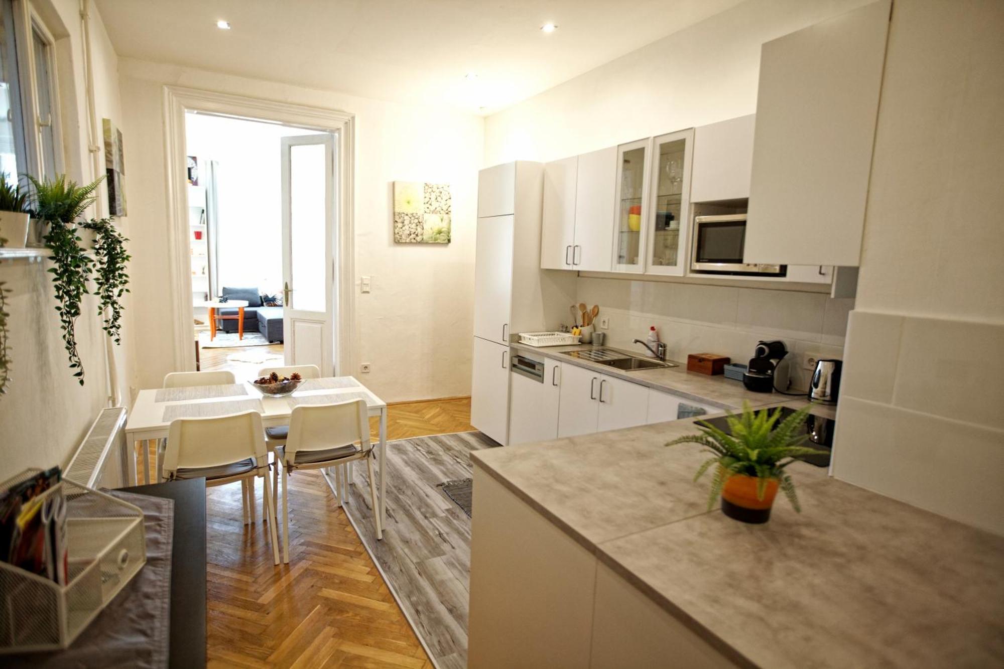 Sunny & Elegant Large Flat Next To Parliament Apartament *