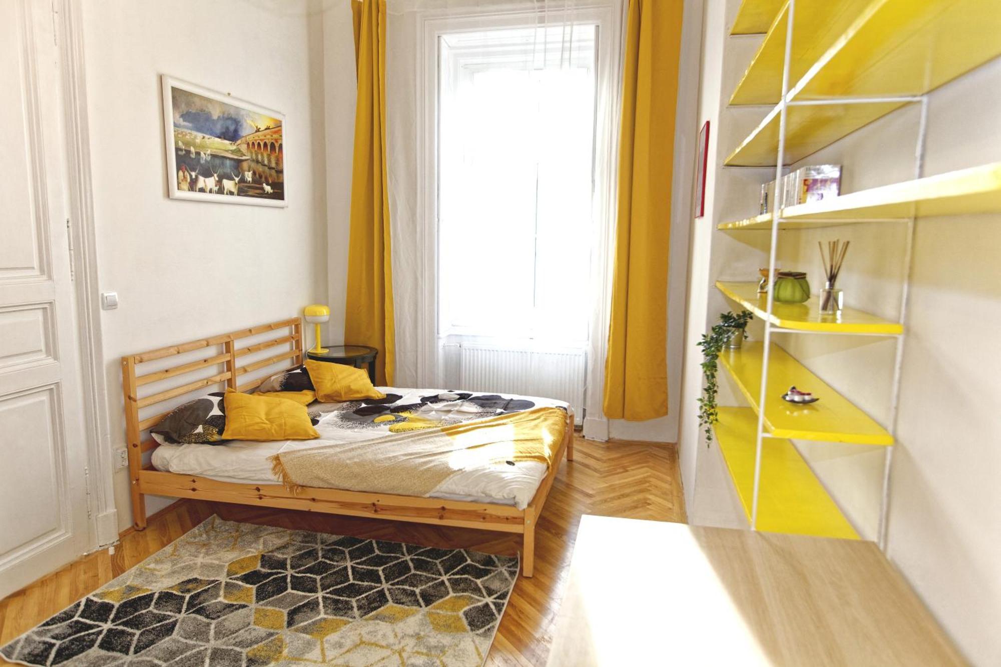 Sunny & Elegant Large Flat Next To Parliament Budapesta